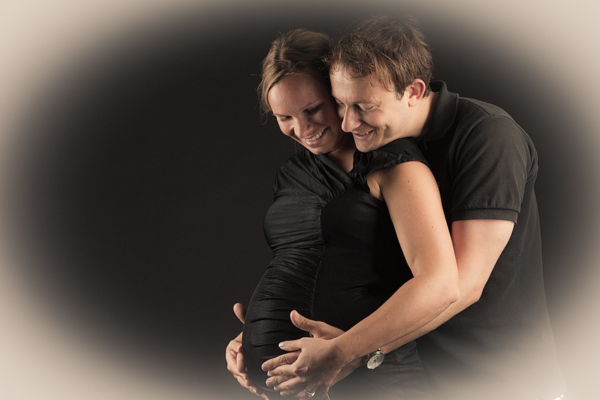 freude mit dem schwangerschaftbauch